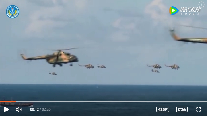 針對裴洛西訪台，解放軍東部戰區釋出「嚴陣以待 聽令而戰」影片。圖為解放軍戰鬥直升機隊。   圖 : 翻攝自騰訊視頻