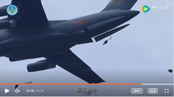 針對裴洛西訪台，解放軍東部戰區釋出「嚴陣以待 聽令而戰」影片。圖為解放軍空降跳傘。   圖 : 翻攝自騰訊視頻