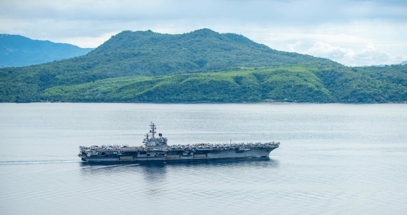 美軍公布「雷根號 (CVN-76)」航艦打擊群7月30日經菲律賓聖貝納迪諾海峽進入菲律賓海照片。圖為雷根號航空母艦。   圖：翻攝 U.S. Pacific Fleet推特