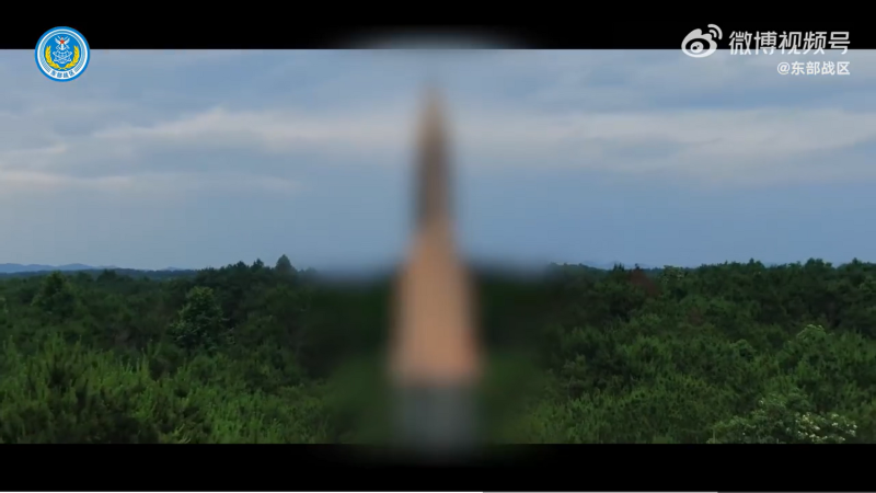 中國解放軍東部戰區官方微博8月1日傍晚發布了打著馬賽克導彈的影片   圖: 翻攝自中國解放軍東部戰區官方微博