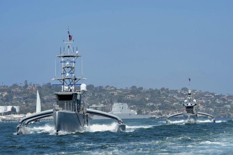 美軍中型無人水面艦艇(MUSV)「海獵號(USV Sea Hunter)」、「海鷹號(USV Seahawk)」聯合操演。   圖：翻攝US Navy