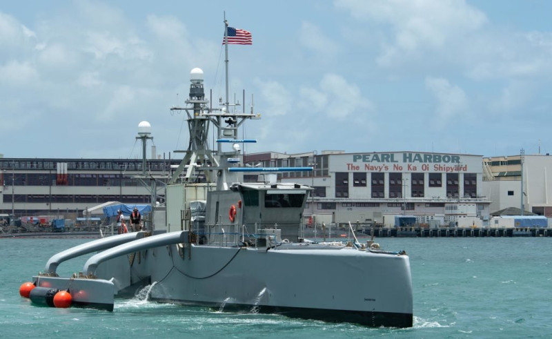 美軍無人艦「海獵號(USV Sea Hunter)」抵達珍珠港，準備加入RIMPAC軍演。   圖：翻攝US Navy