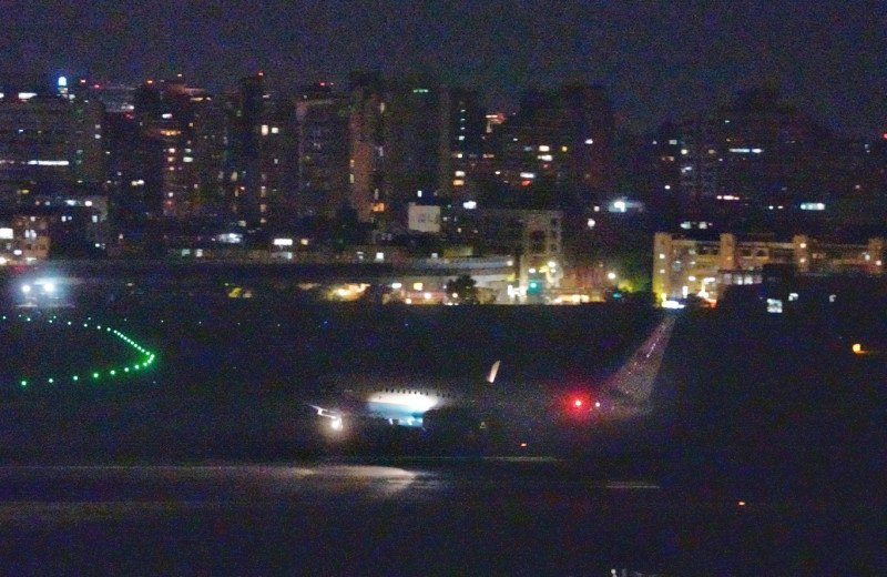 裴洛西搭乘的空軍專機今（2）天晚間10點43分抵達松山機場。   圖：張良一／攝