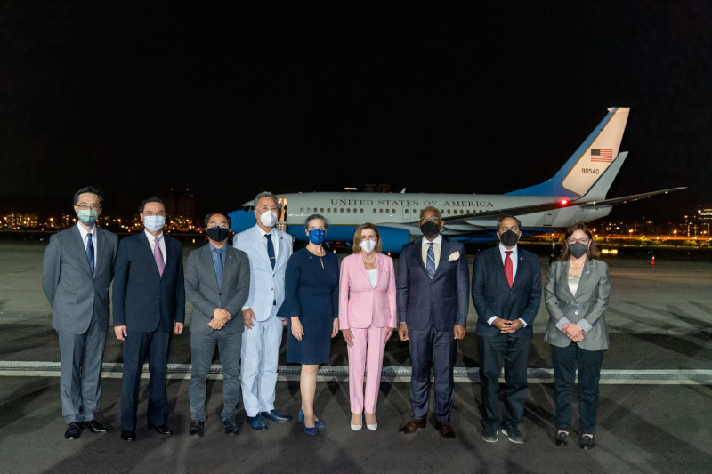 美國聯邦眾議院議長裴洛西（右四）2日晚間搭乘美國行政專機抵台。   圖：外交部/提供