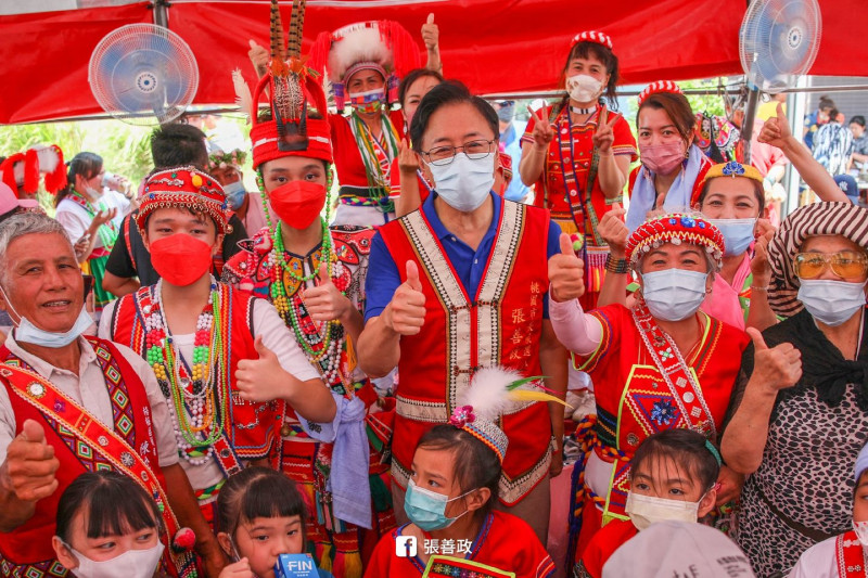 國民黨桃園市長參選人張善政（前排右三）還在慶祝原住民日，8月3日上午10時的臉書最新是推出競選主視覺。   圖：翻攝自張善政臉書