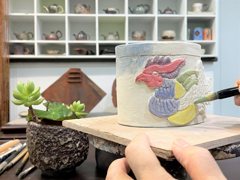 許明香表示，鳳凰茶罐的造型來自於古建築「樑」與「柱」結構中的「雀替」，也稱為插角或托木，雀替在古建築中扮演著承重與裝飾作用，色彩豐富、雕工精美。   圖：鶯歌陶瓷博物館提供