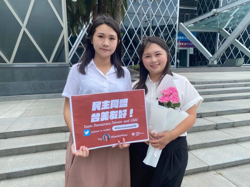 李雨蓁(左)及楊佩樺至高雄AIT致贈粉紅玫瑰。   圖：台灣基進提供