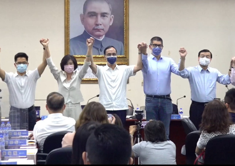 國民黨主席朱立倫正式徵招王育敏（左二）代表國民黨參選嘉義縣長。   圖：擷取自國民黨臉書