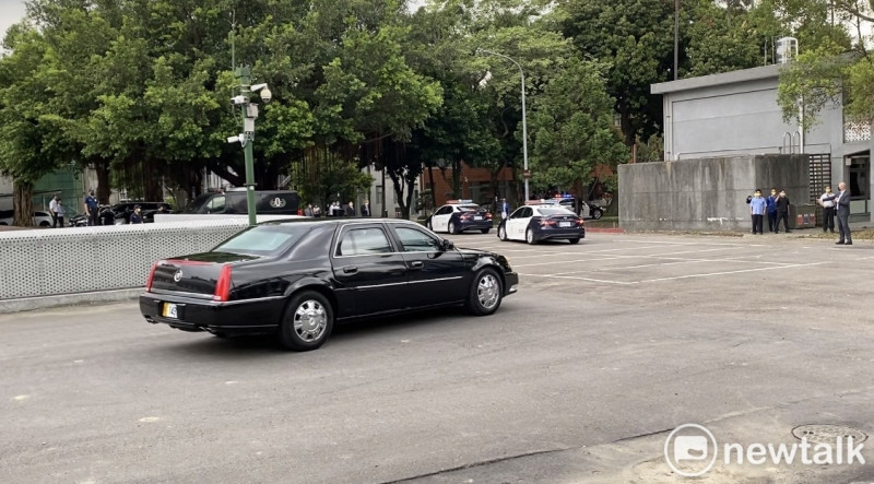 美國眾議院議長裴洛西搭乘凱迪拉克禮賓車抵達人權園區。   圖：周煊惠 / 攝