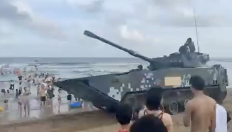 據網上多張照片顯示，近期成排解放軍坦克浩浩蕩蕩在廈門公路、港口，乃至滿是遊客的沙灘上集結。   圖：擷自推特