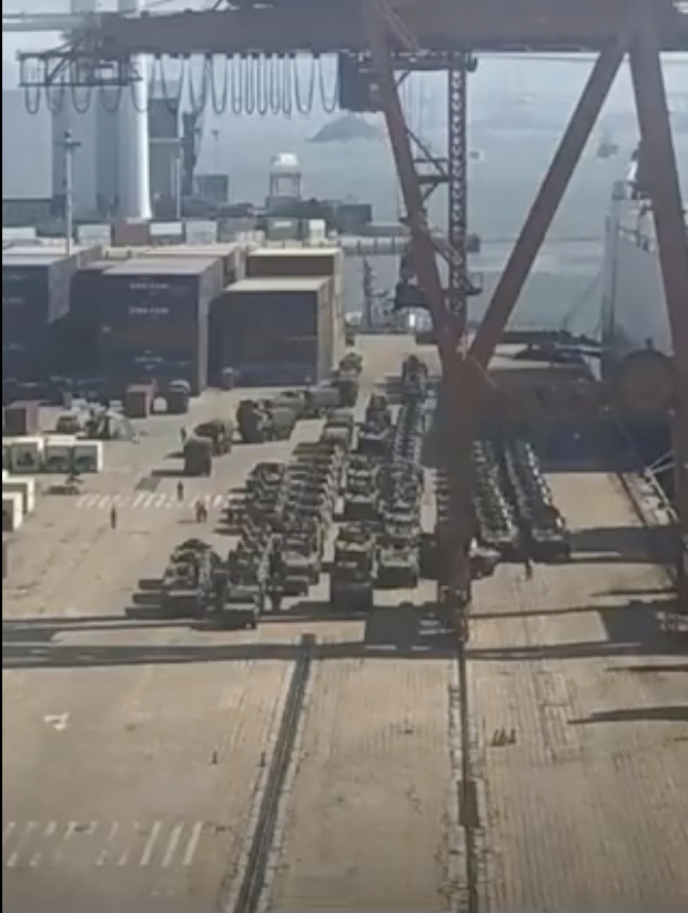 有網友在廈門港口拍到大批解放軍坦克集結。   圖：擷自推特