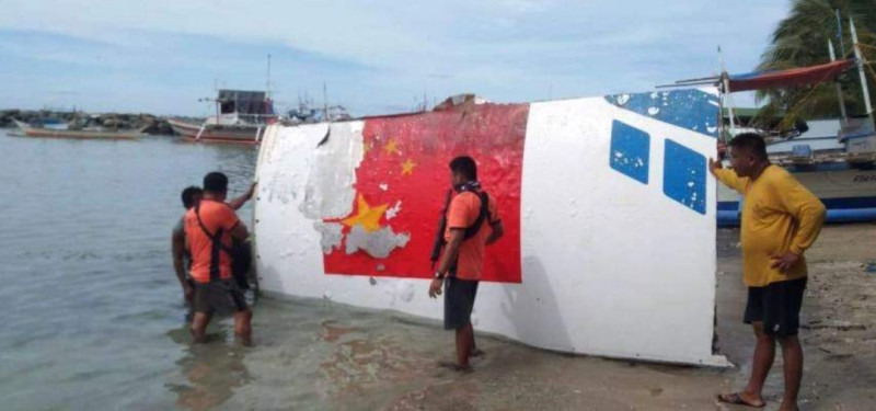 菲律賓海岸警衛隊公布照片，指稱在蘇祿海北端的民都洛島海岸，有漁民打撈起一塊長3公尺、寬2公尺，重達100公斤的火箭殘骸。   圖：翻攝菲律賓海岸警衛隊官網