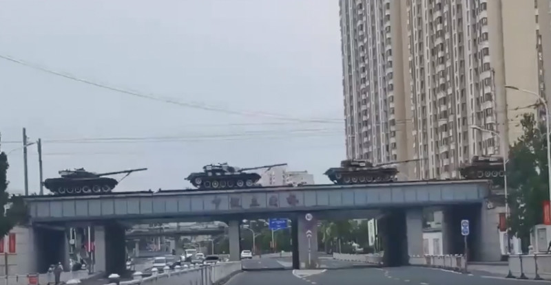 福建省也驚現多輛坦克經由鐵路運輸。   圖：擷取自推特