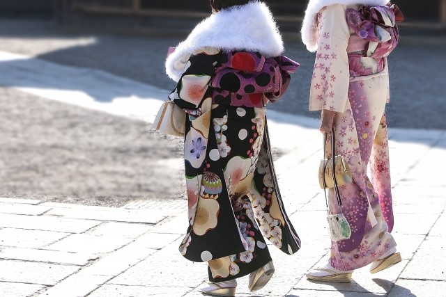 日本成人式 正式和服「振袖」搭配傳統草履的打扮。   圖：東京觀光事務所台灣辦事處／提供