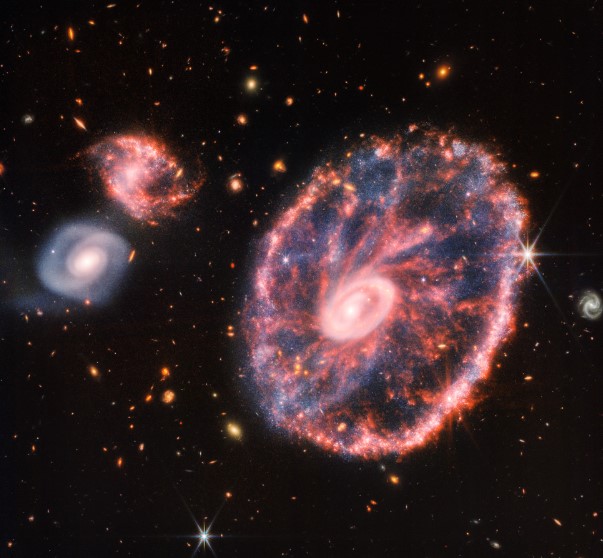 NASA透過韋伯太空望遠鏡觀察到車輪星系。   圖：翻攝自NASA官網