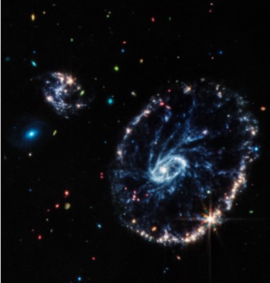 NASA發現的車輪星系位於 5 億光年外的雕刻家星座中，由一個明亮的內環和一個活躍的外環組成。   圖：翻攝自NASA官網