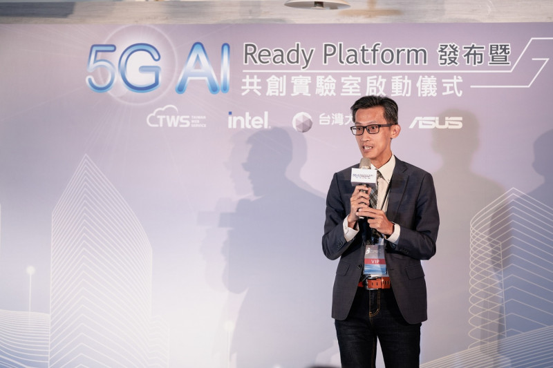台灣大哥大副總經理王寶慶說明5G AI Ready Platform從基礎設施、先進通訊、資訊安全到智慧應用，全方位提供智慧化與自動化的隨選即用（Ready to use）雲平台解決方案，為客戶省下巨額投資及營運成本。 圖：ASUS/提供