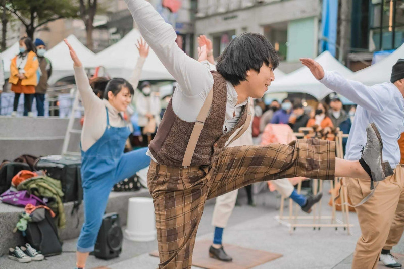 2022「Just FUN 新北」街頭文化節將有街頭藝人大匯演，圖為街頭藝人呂宗益美式踢踏舞表演。   圖：新北市文化局提供
