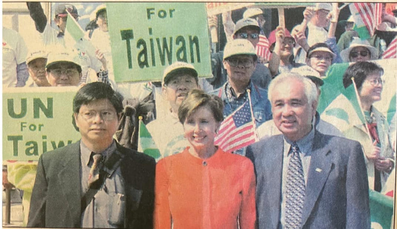 張國鑫（左）與裴洛西（中）、姚嘉文（右）在 2001 年在舊金山和約50周年活動中合影。   圖：翻攝自張國鑫臉書