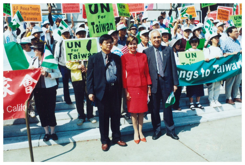 張國鑫（左）與裴洛西（中）民進黨前主席姚嘉文（右） 2001 年在舊金山和約50周年活動中合影。   圖：翻攝自張國鑫臉書