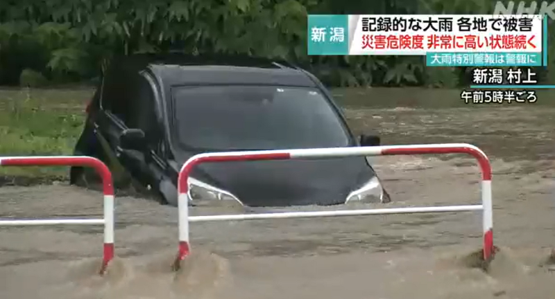 日本山形縣及新潟縣遭受大雨侵襲，多輛車子泡水。   圖: 翻攝自《日本放送協會》( NHK）新聞畫面