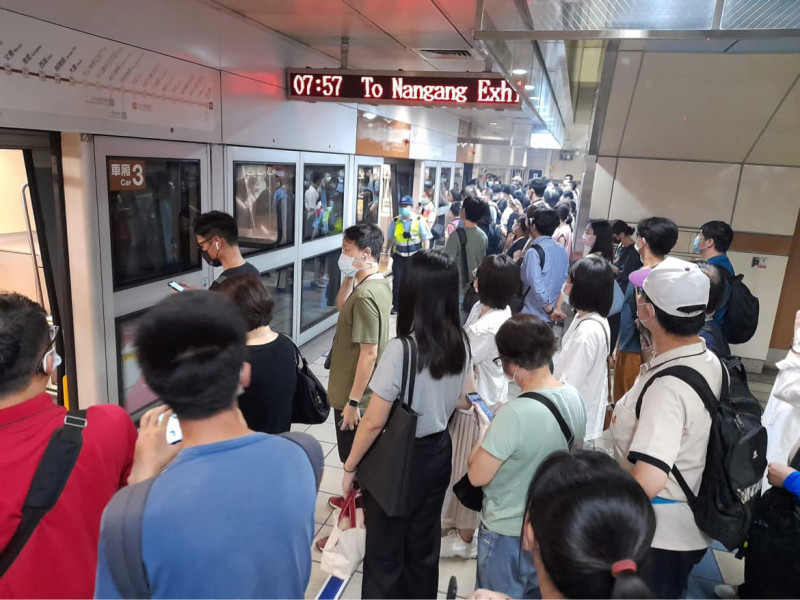 台北捷運文湖線大直站突然有車廂冒煙，捷運站的時刻表顯示為上午7時57分，由於正值上班尖峰時刻，捷運站人潮擠爆。   圖：翻攝自劉宇臉書