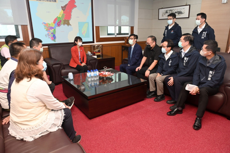 陳其邁(右五)率團隊拜會曾麗燕。   圖：高雄市政府提供