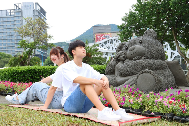 作品「熊抱」旁佈滿花卉。   圖：新北市水利局提供