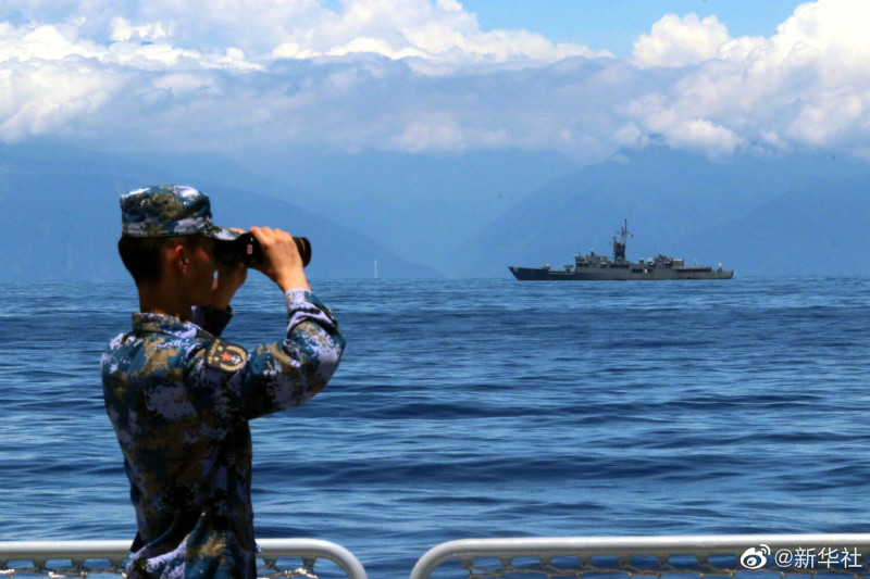 中國《新華社》發布系列照片，只見一名共軍艦員正在監視我軍濟陽級艦。被我網友踢爆是假照片。   圖：翻攝自新華社微博
