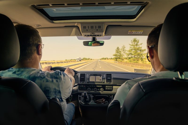 ▲許多人在休假時都會規劃自駕旅行，整車開心出遊，不過這也讓乘坐在副駕的人，成為僅次駕駛的重點。（示意圖／取自pixabay）   