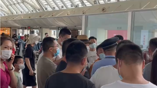 大量遊客滯留三亞鳳凰機場候機室。   圖：翻攝自《澎湃新聞》（資料照）