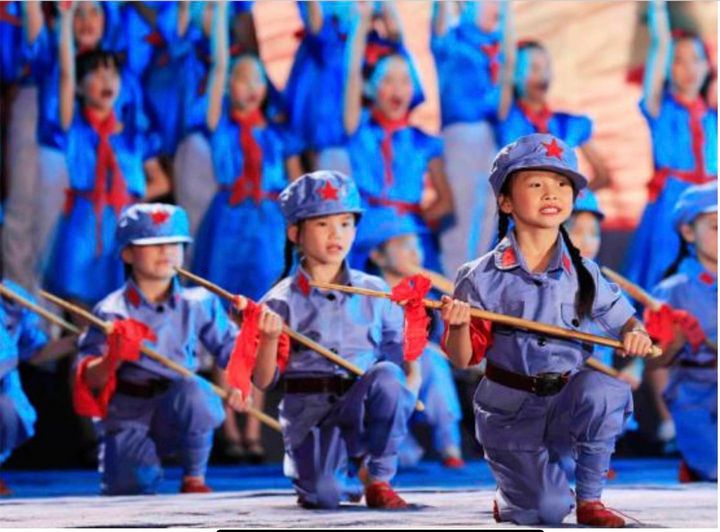 在中國湖南省紅石林、身穿紅軍軍服、手拿紅櫻槍、接受愛國主義教育的小朋友們。   圖：翻攝自矢板明夫臉書