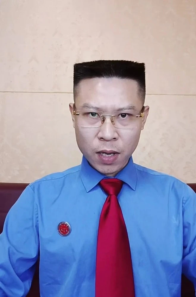 「國邦律師肖主任」肖洪飛因四方型的髮型吸引大批網友關注。   圖:翻攝自騰訊網