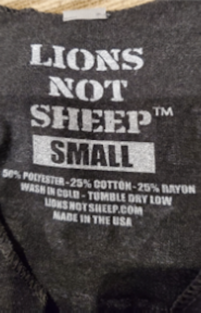 美國挺川普服飾品牌「Lions Not Sheep」因竄改標籤，遭當局開罰20萬美元。   圖：擷取自FTC網頁