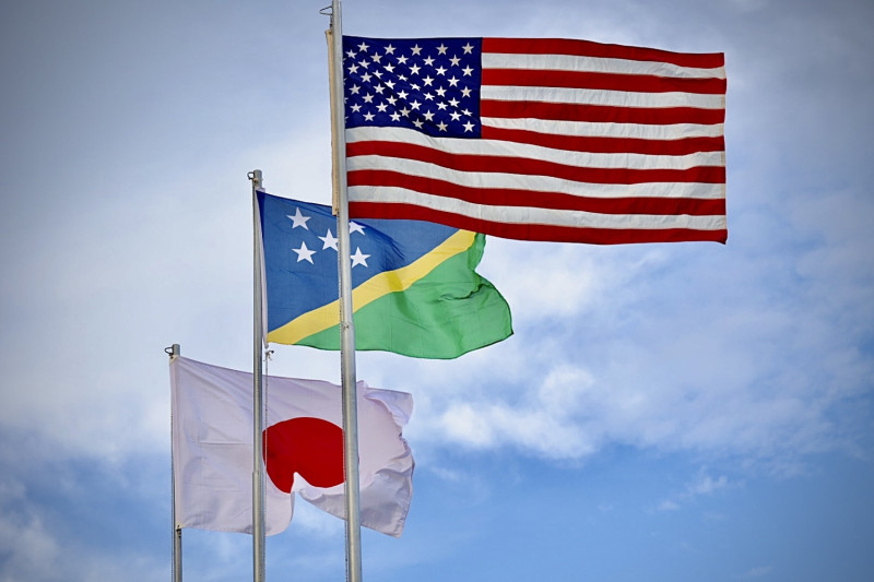 美國與日本高層代表正在瓜達卡納爾群島參加二次世界大戰紀念儀式，美方密切關注太平洋島國情勢的發展，防堵中國有機可乘。   圖：翻攝自謝爾曼推特