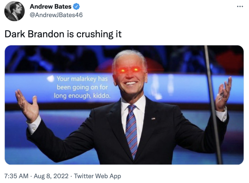白宮副新聞秘書安德魯·貝茲（Andrew Bates）在推特發文，表示Dark Brandon is crushing it.   圖：翻攝自安德魯·貝茲推特