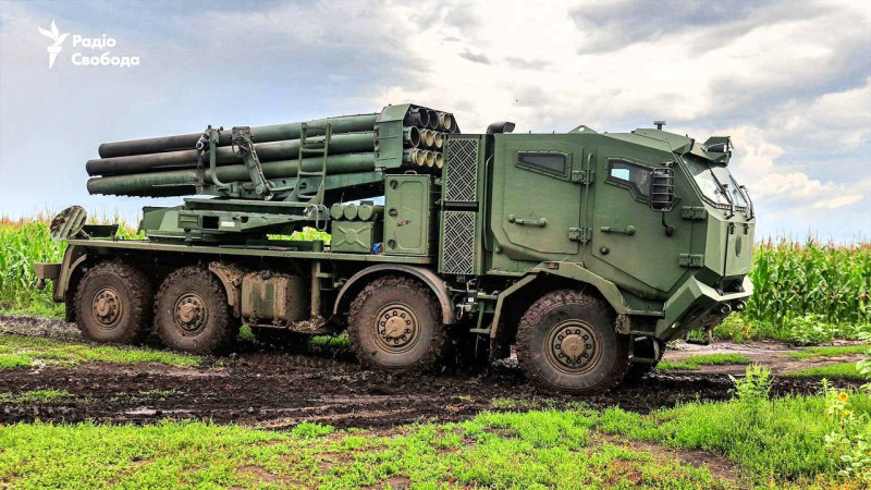 烏克蘭國造「暴風雨」(Bureviy)220毫米多管火箭炮被證實投入烏東哈爾科夫(Kharkiv)戰場。   圖：翻攝 MilitaryLand.net推特