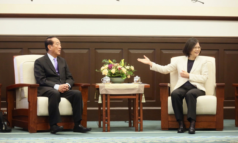 總統蔡英文11日在總統府接見APEC領袖代表、親民黨主席宋楚瑜。   圖：總統府提供