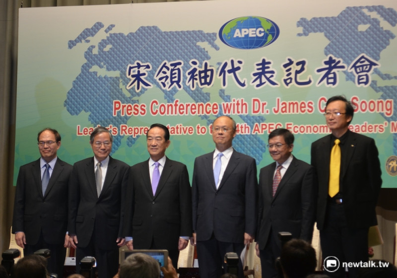 親民黨主席宋楚瑜（左3）表示，蔡英文總統並未授權他，在APEC就兩岸重大的政治議題，與中國領導人習近平進行任何談判。   圖：柯昱安/攝