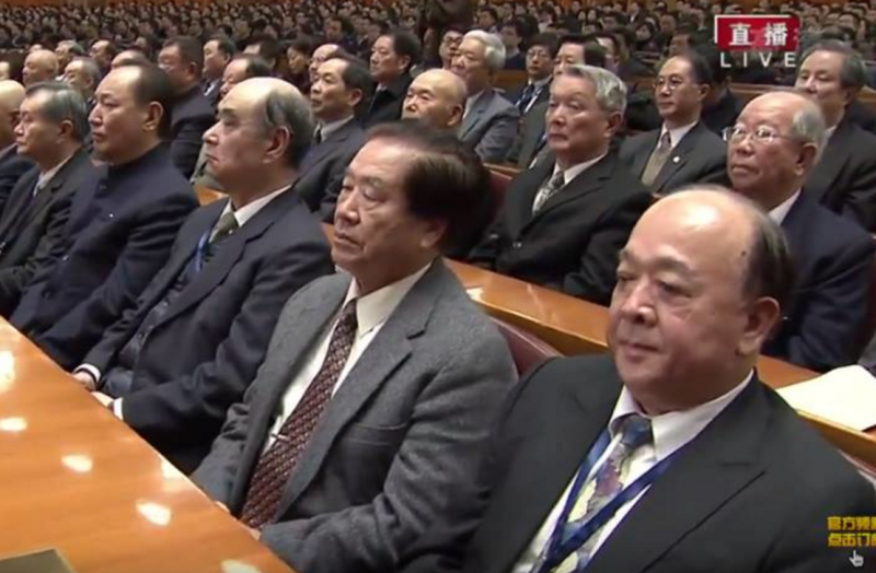 國民黨立委吳斯懷（右一）也曾在中共紀念孫中山誕辰週年大會上，正襟危坐專注聆聽中共總書記習近平的演說。   圖：翻攝自Youtube