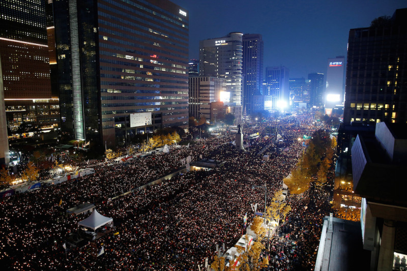 韓國總統朴槿惠閨密干政案持續延燒，繼上週首爾大規模示威遊行後，12日韓國民眾再度集結上街，要求朴槿惠下台，現場主辦人數宣佈已達85萬人，創下韓國抗爭人數紀錄。   圖：達志影像/路透社