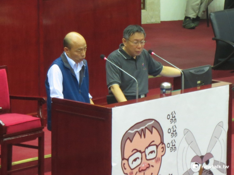 台北市長柯文哲（右）與農產公司總經理韓國瑜（左）15日赴市議會備詢。   圖：呂佳峻/攝