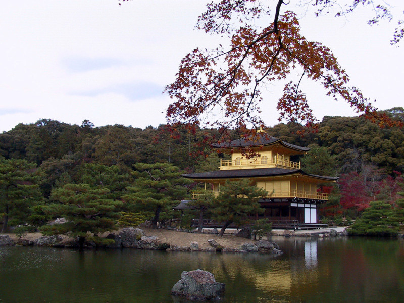 不少遊客到日本京都旅遊，必定會造訪知名的寺院。圖為金閣寺。   圖：翻攝自維基百科