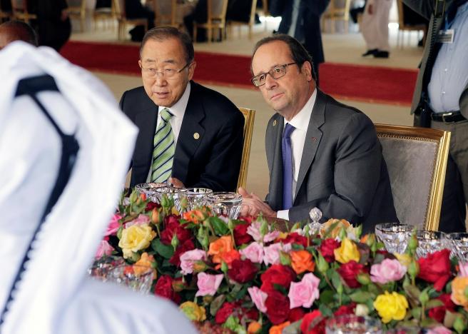 法國總統歐蘭德(右)和聯合國秘書長潘基文(左)都站出來向美國總統當選人川普提出警訊，指稱退出《巴黎協定》這項2015年全球共同對抗氣候變遷的計劃有其風險。   圖：達志影像/路透社