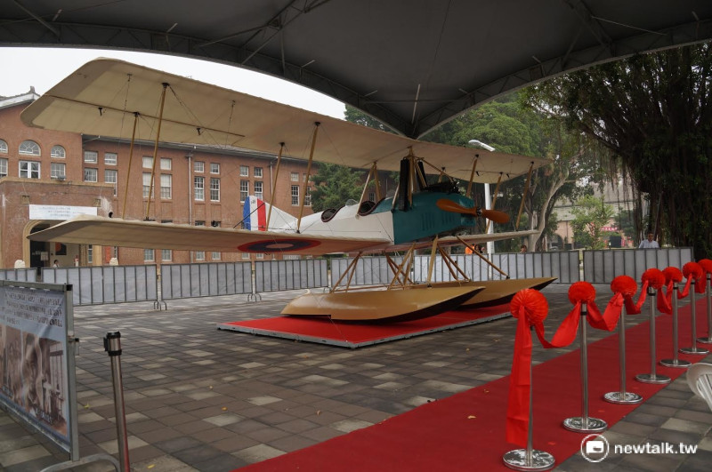成大已故教授王助任職美國波音公司時設計出B&W型飛機Model C，成功試飛至今滿100年。為了讓大家見識此傳奇飛機，成大航太系引進全球第一架Model C的1：1復原機，在成大博物館前廣場公開展示。   圖：黃博郎/攝