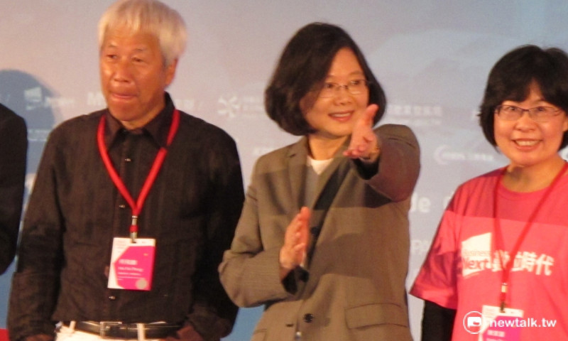 總統蔡英文（中）17日上午出席「2016 MEET Taipei創新創業嘉年華」活動，會後並與《商業週刊》創辦人何飛鵬（左）等人拍照留念。   圖：林朝億/攝