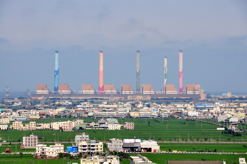 根據國際環保組織公布的減碳成效評比，台灣與去年一樣排名第52名，敬陪末座。圖為台中火力發電廠。   圖：翻攝自維基百科
