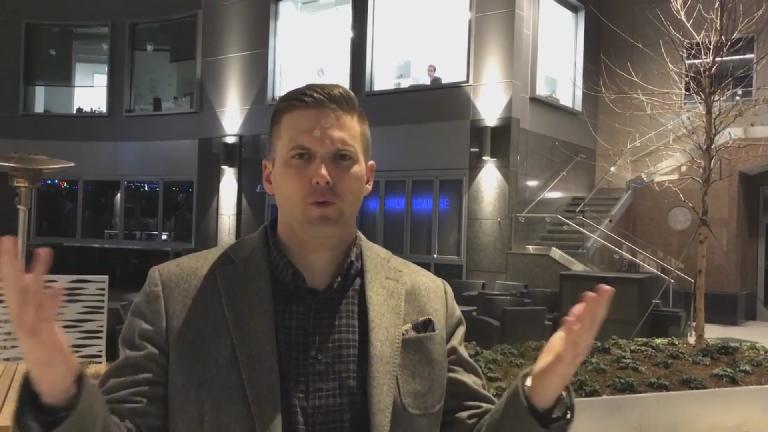 另類右派（Alt-Right）的運動者理查德斯賓塞（Richard Spencer）及其他支持者近日遭到推特封鎖帳戶。斯賓塞表示，這是一個蓄意的清洗行動。   圖:翻攝「NPI / Radix」youtube頻道