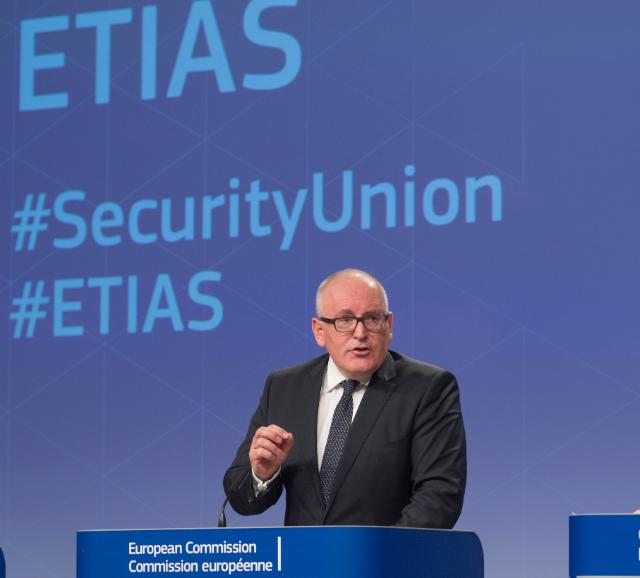歐盟執行委員會副主席堤孟思（圖）表示，新的歐洲旅遊資訊及授權系統（ETIAS）將有助於維護邊境安全。   圖：翻攝歐盟官網