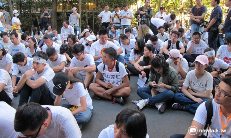 近百名衝進立法院的民眾17日在議場後方靜坐。   圖：林朝億/攝